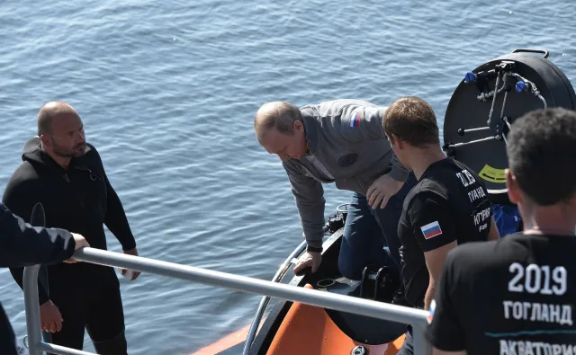 Putin zignorował wielką demonstrację opozycji w Moskwie. Wybrał się w podwodną podróż batyskafem [FOTO]