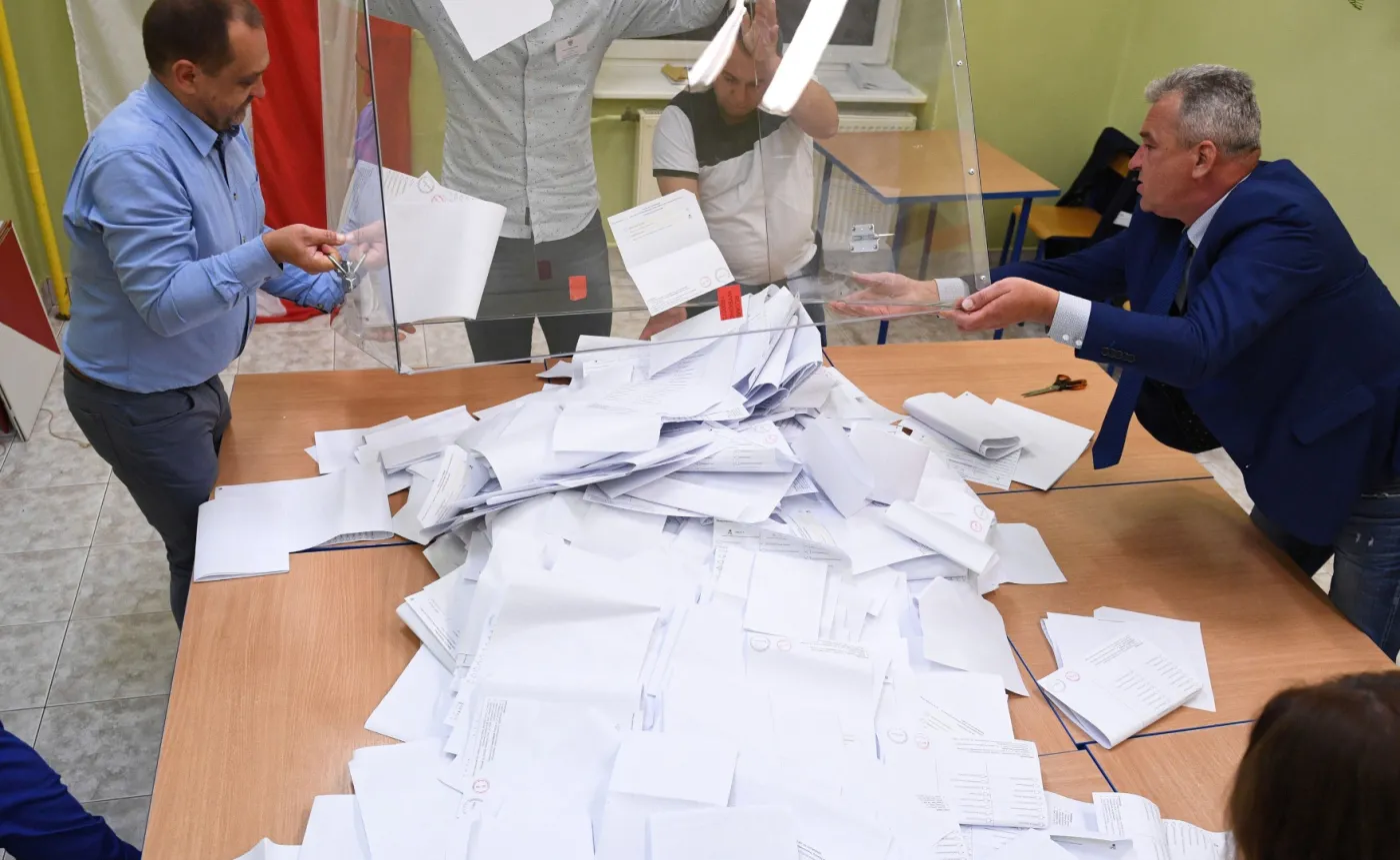 PiS zdecydowanie wygrywa zarówno wśród mężczyzn jak i kobiet [SONDAŻ]