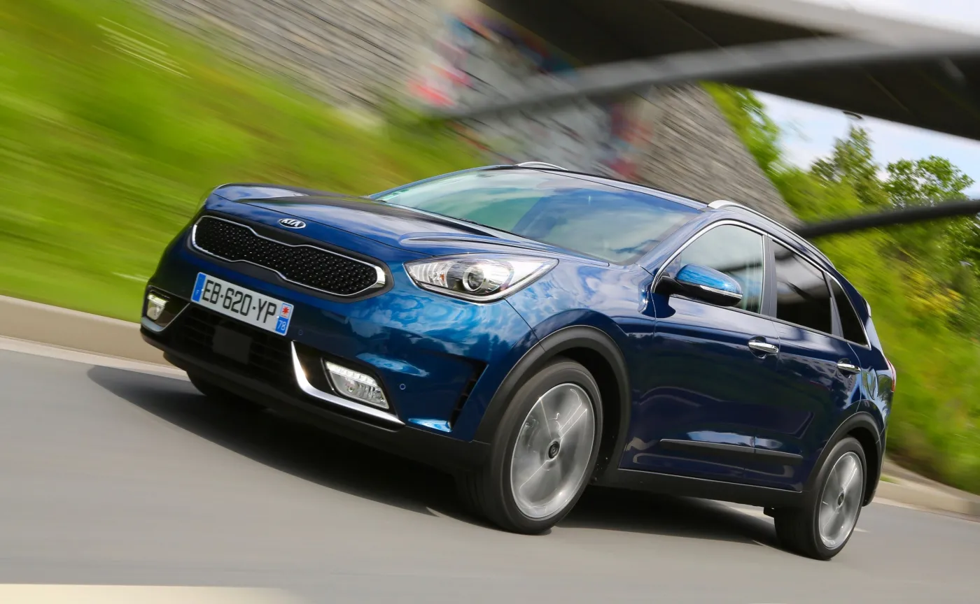 12596658-kia-niro-hybrid.jpg