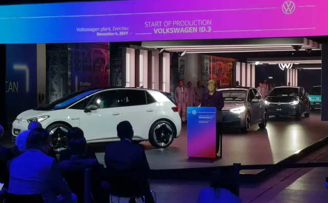 Volkswagen ID.3 już w produkcji. Merkel otworzyła największą fabrykę samochodów elektrycznych [RELACJA Z NIEMIEC]