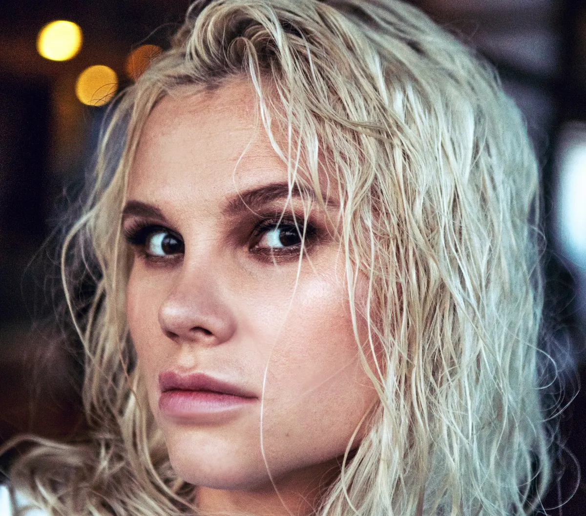 Znacie ją z The Voice of Poland. Violet Oliferuk przedstawia nagranie "Przezroczysta"