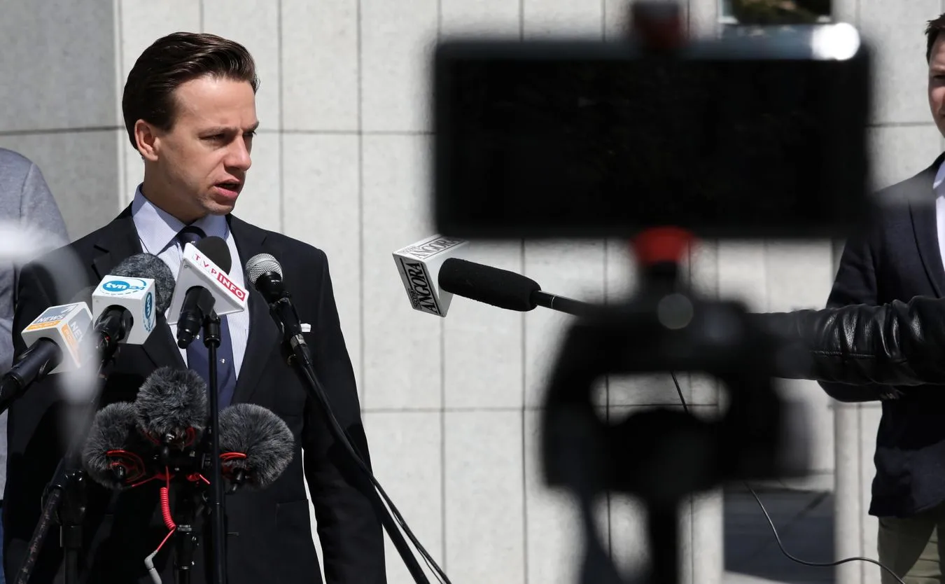 Bosak zaczynał studia na trzech kierunkach, żadnego nie skończył. "Strata czasu..."