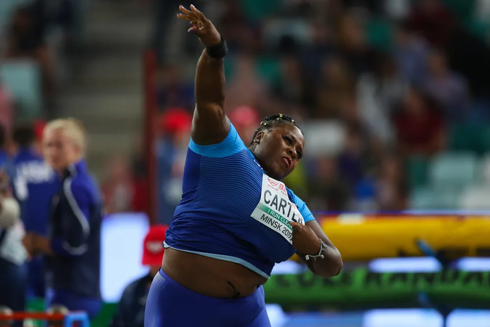 Mistrzyni olimpijska trenuje na podjeździe do garażu, gdzie rzuca… wiertarką.