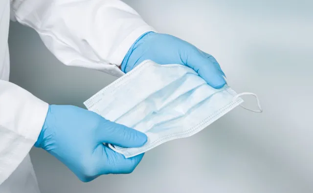 Koronawirus w Polsce. Jak uszyć maseczkę? KROK PO KROKU