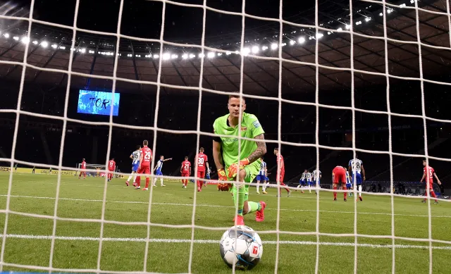 Koszmarny mecz Gikiewicza. Puścił 4 gole. Piątek znów w cieniu Ibisevica