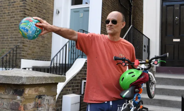 Doradca Johnsona podróżował mimo zakazu. Teraz się tłumaczy