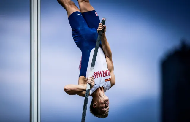 Nieudany skok tyczkarza stał się przebojem internetu [WIDEO]