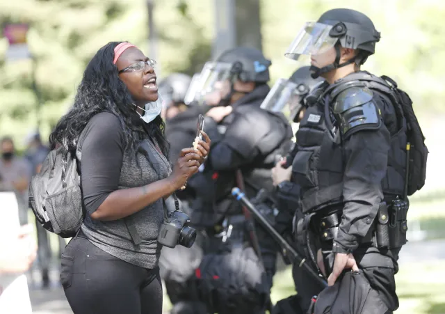 "Rasizm to pandemia". Afroamerykańscy policjanci oskarżani o zdradę [REPORTAŻ]