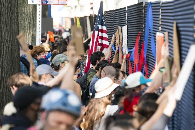 Kolejne protesty w USA. Tłum klęczał przed Białym Domem [WIDEO]
