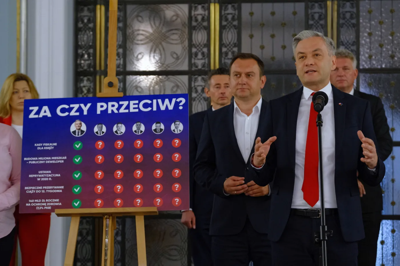 Opodatkowanie Kościoła. Biedroń do rywali w wyborach: Podpiszecie?