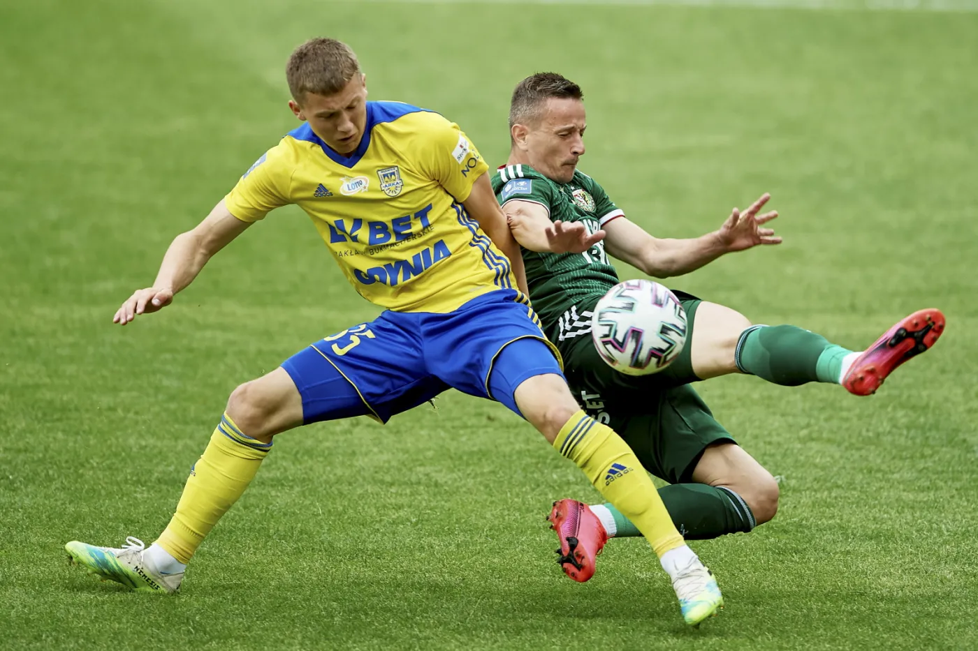 Zawodnik Arki Gdynia Mateusz Młyński (L) i Robert Pich (P) ze Śląska Wrocław podczas meczu 28. kolejki piłkarskiej Ekstraklasy