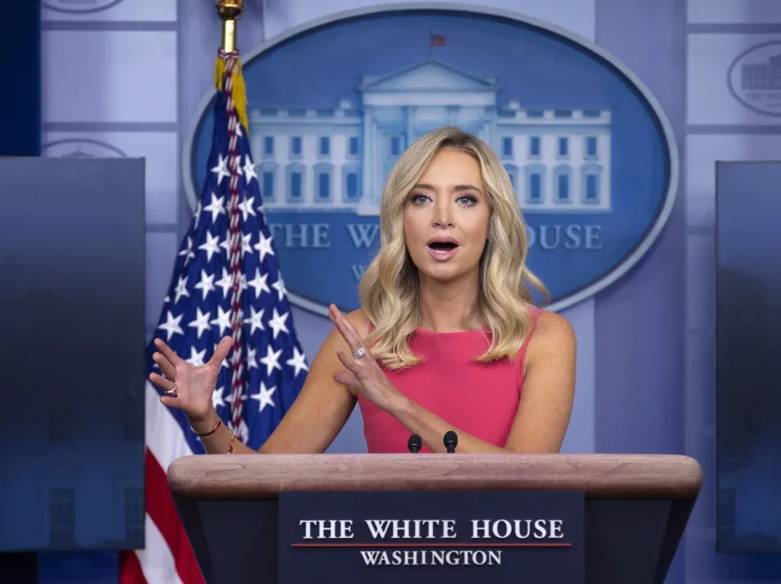 Grubo jak na 32-latkę. Sekretarz prasowa Białego Domu z kilogramami makijażu na twarzy