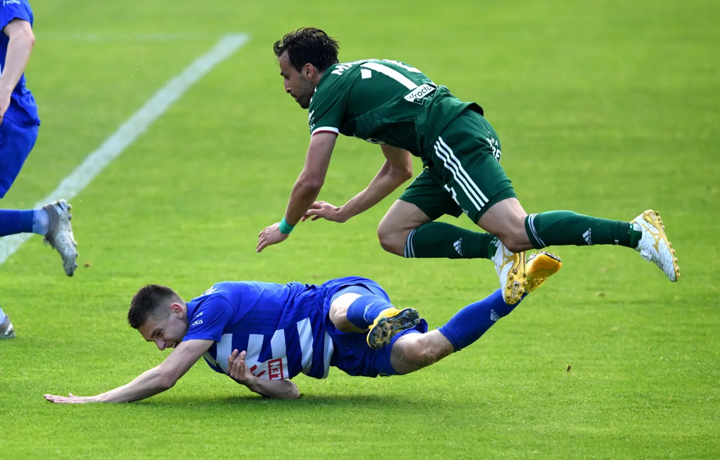 Piłkarz Wisły Płock Damian Michalski (dół) i Filip Marković (góra) ze Śląska Wrocław podczas meczu Ekstraklasy