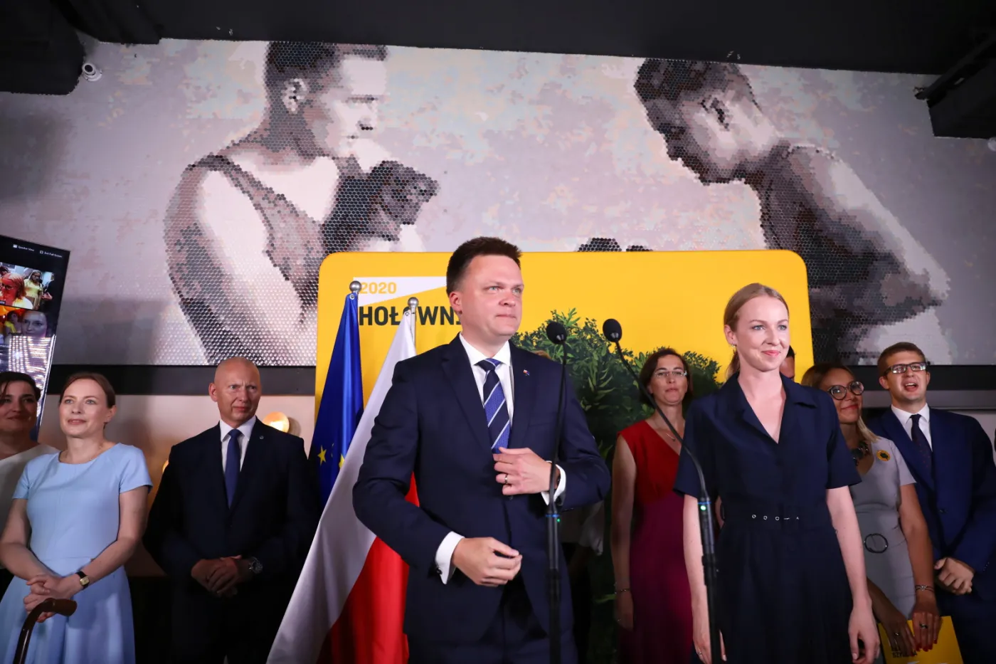 Sondaż Ipsos: Wyborcy Bronisława Komorowskiego zagłosowali na Trzaskowskiego i Hołownię