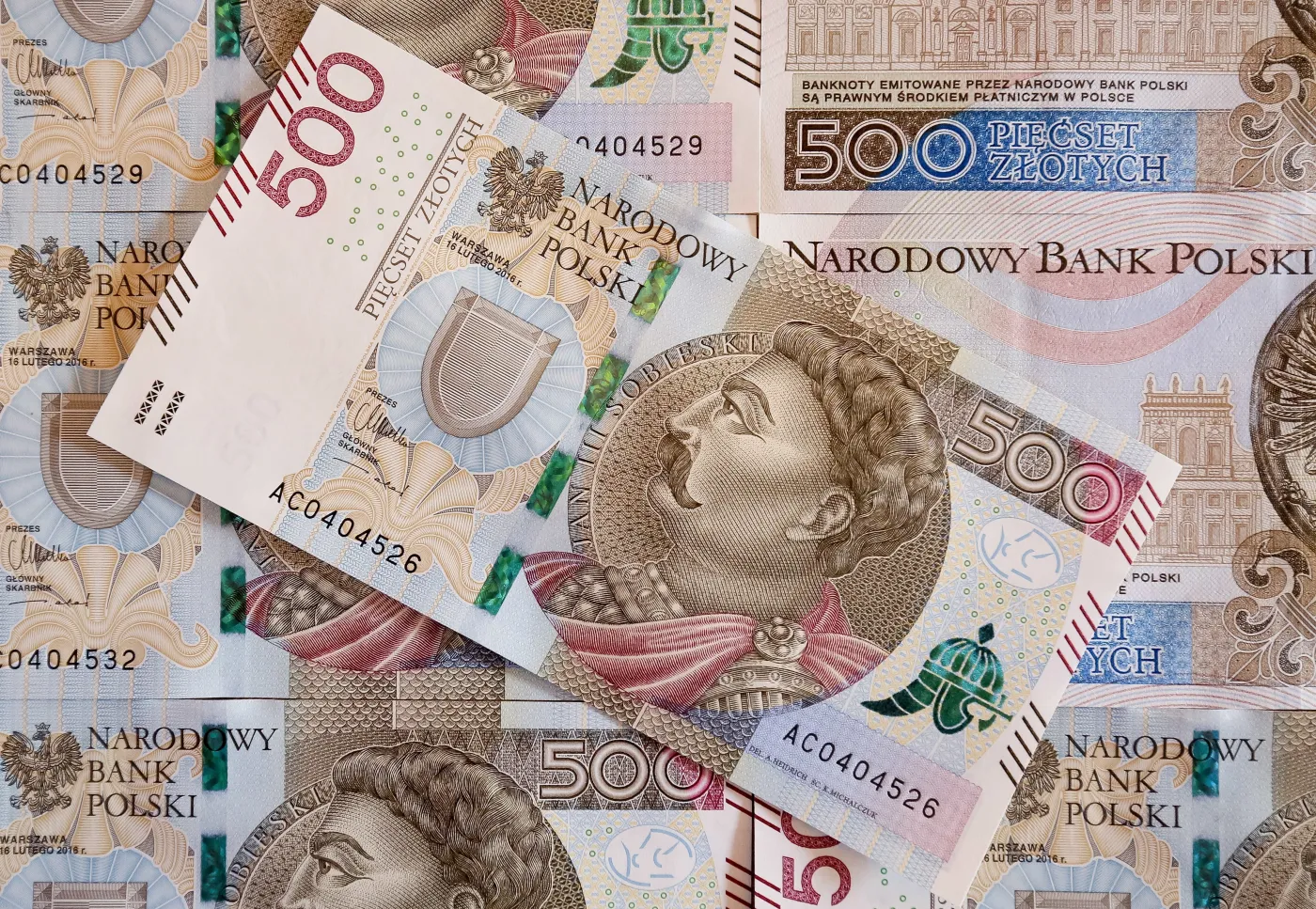 Banknoty o nominale 500 zł można już wypłacać w wybranych bankomatach