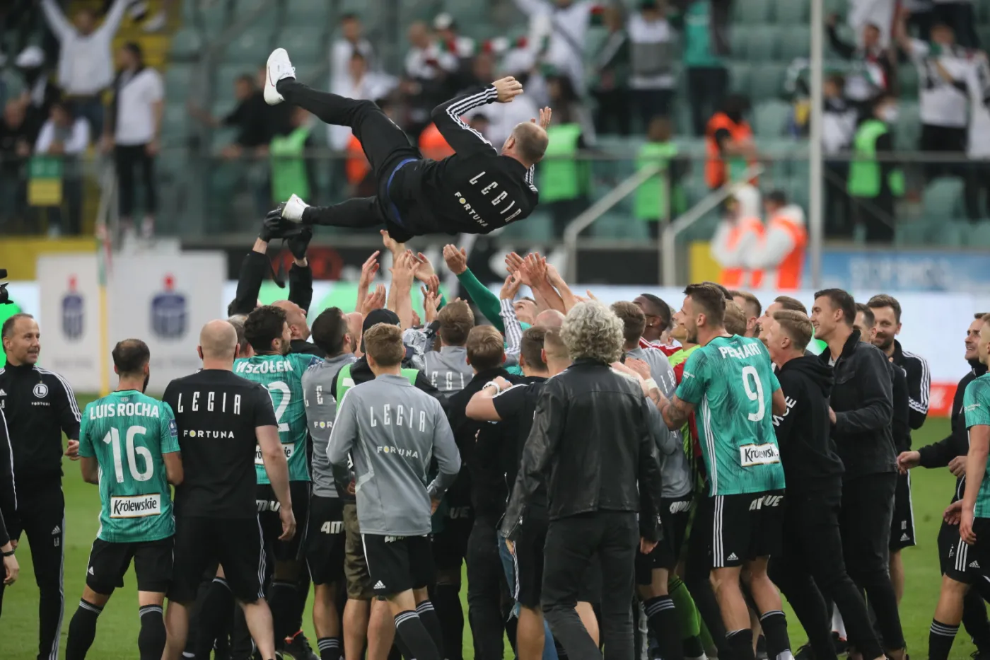 Feta drużyny Legii Warszawa po wygranym meczu grupy mistrzowskiej piłkarskiej Ekstraklasy z Cracovią 2:0