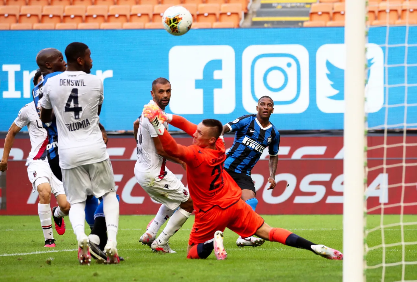 Polski dzień we włoskiej Serie A. Skorupski obronił rzut karny. Linetty strzelił dwa gole