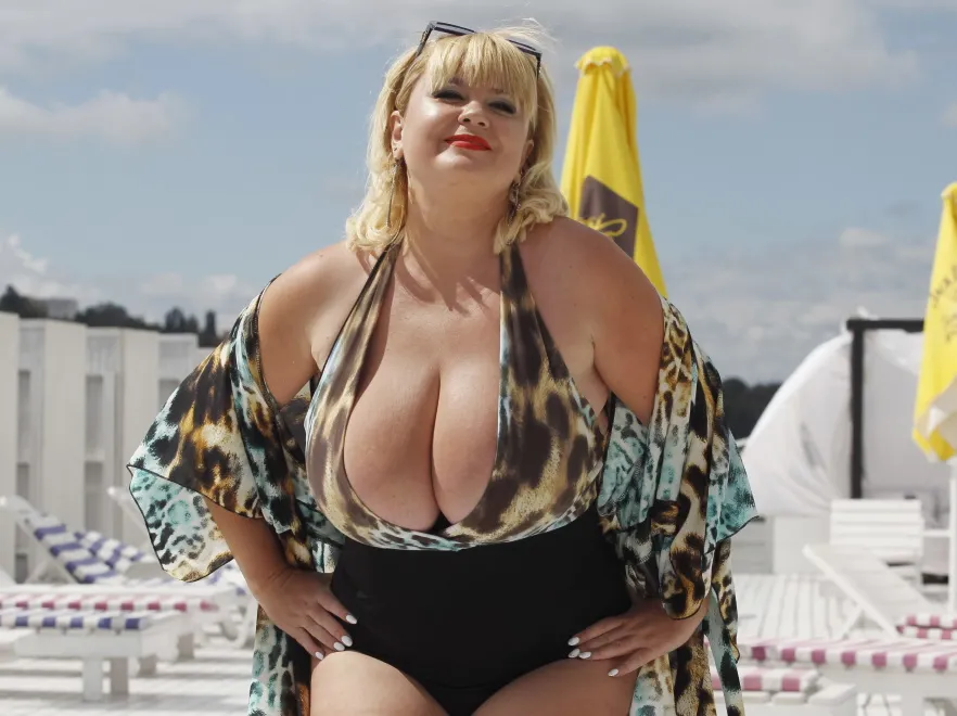 Pomiary wypadły pomyślnie. Właścicielka największych naturalnych piersi na Ukrainie chwali się swoim skarbem