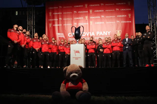 Tysiąca kibiców wspólnie z piłkarzami Cracovii fetowało wywalczony Puchar Polski