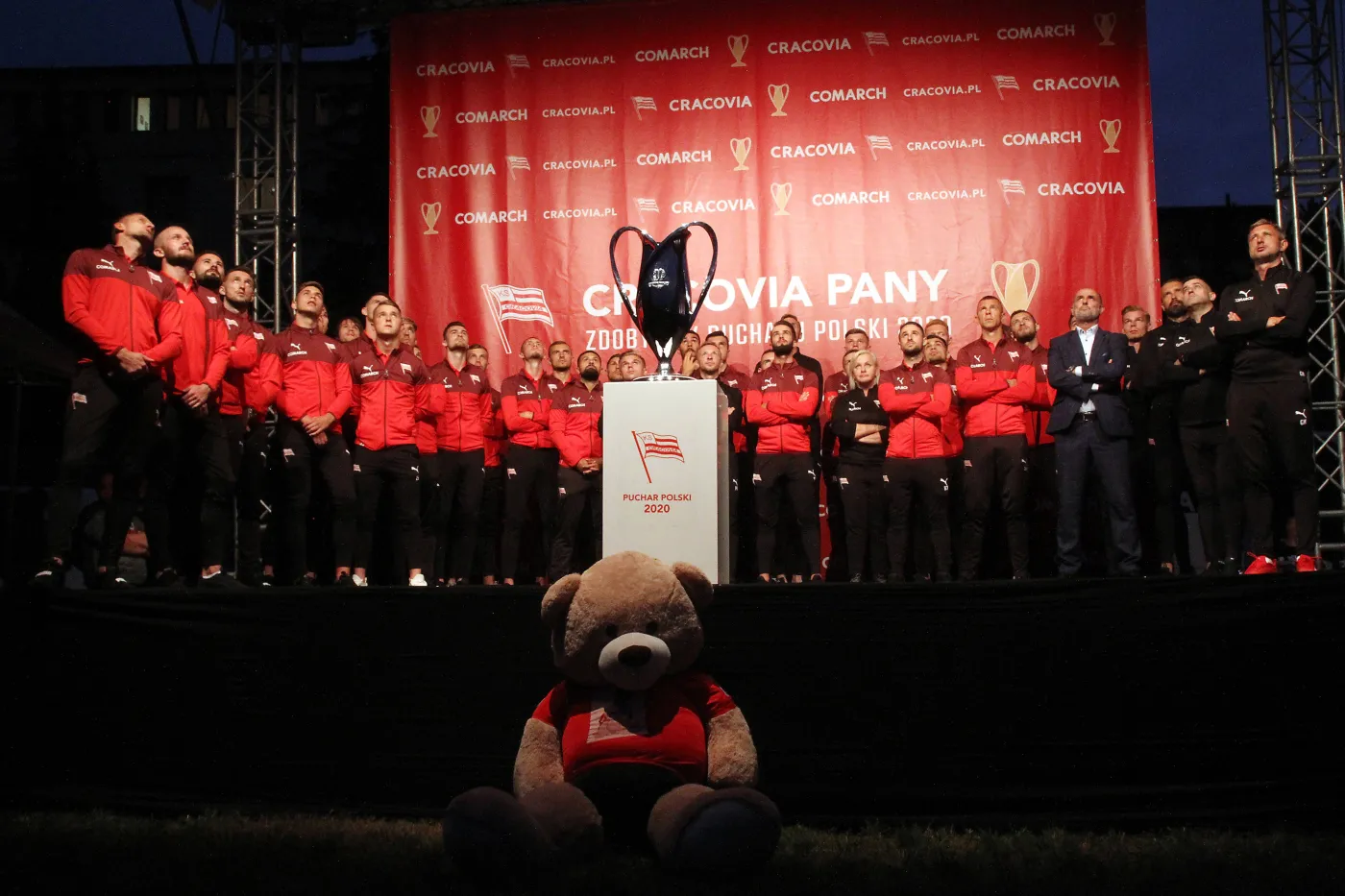 Tysiąca kibiców wspólnie z piłkarzami Cracovii fetowało wywalczony Puchar Polski