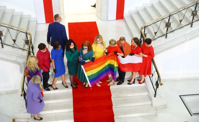 Kolorowe stroje i tęczowa flaga. Tak posłanki Lewicy broniły LGBT na zaprzysiężeniu Dudy [FOTO]