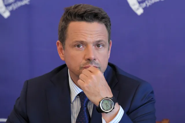 Trzaskowski krytykuje tęczową flagę na figurze Chrystusa