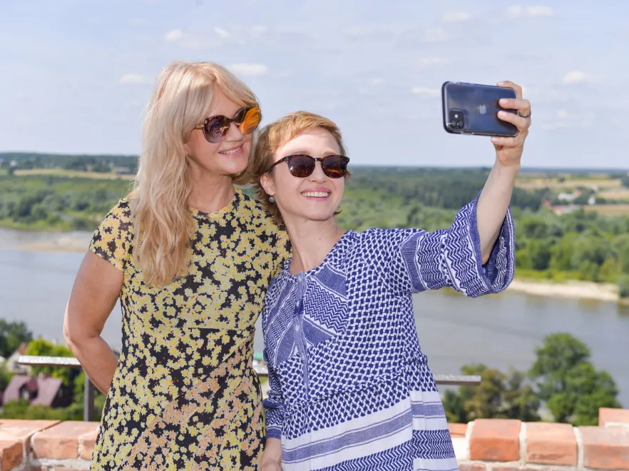 Supermodnie, ale stosownie do wieku. Grażyna Torbicka wspaniale zinterpretowała modowy hit lata