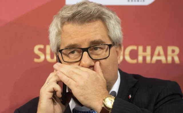 Dziennikarz zapytał Czarneckiego o podróże służbowe kabrioletem. "Absolutnie absurdalne"