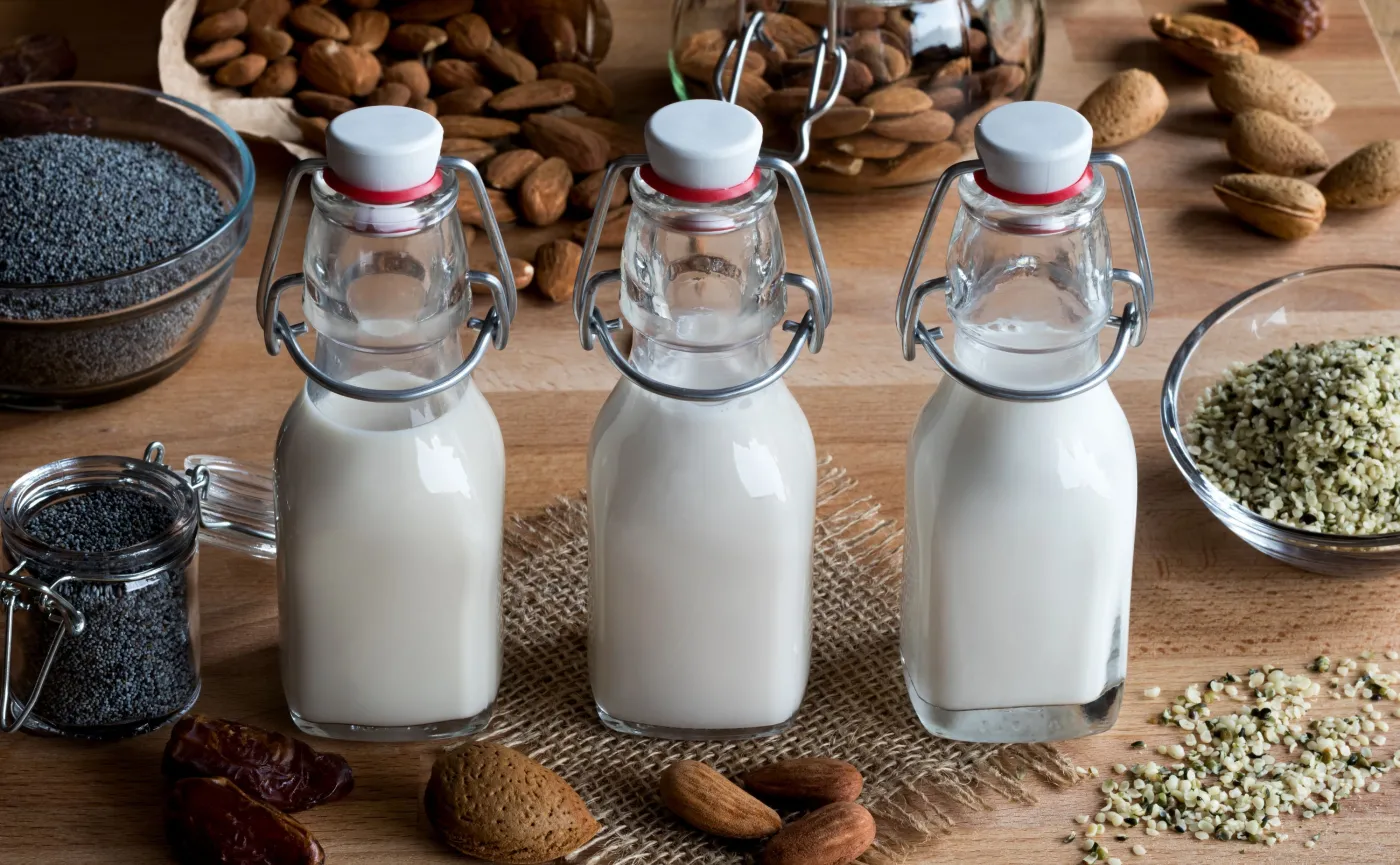 Zamiast mleka krowiego: Jak wybrać odpowiedni napój roślinny?