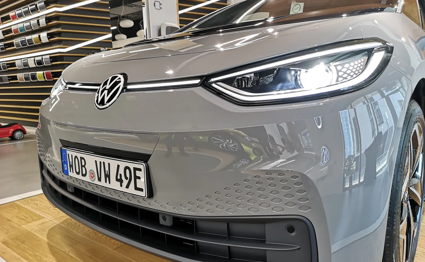 Volkswagen ID.3 już w Polsce. Seryjny model 40 tys. zł tańszy niż Tesla i... opowiada kawały [WIDEO]