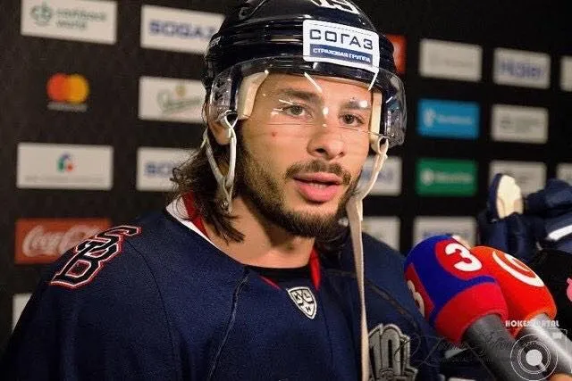 Hokeista z Izraela nie chce mówić źle o rabinie, który go krytykował za grę w Oświęcimiu