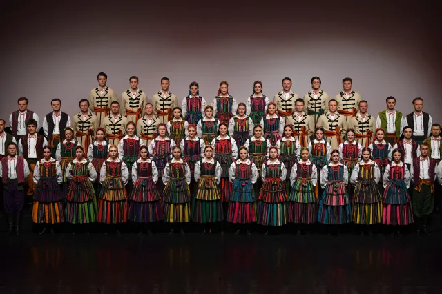 22 chórzystów zespołu "Mazowsze" zakażonych koronawirusem