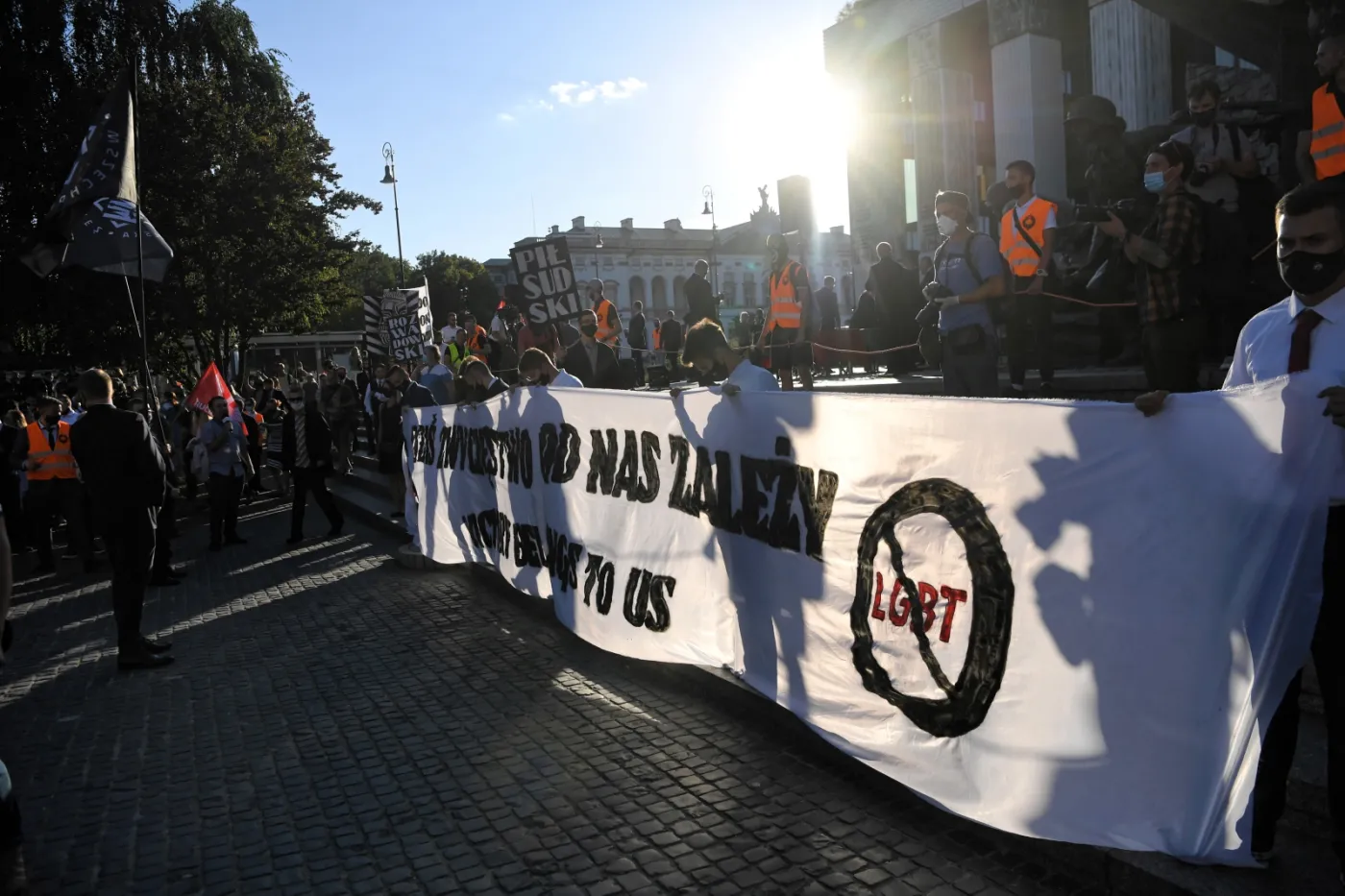 Marsz narodowców w Warszawie. Nieśli transparent z przekreślonym LGBT