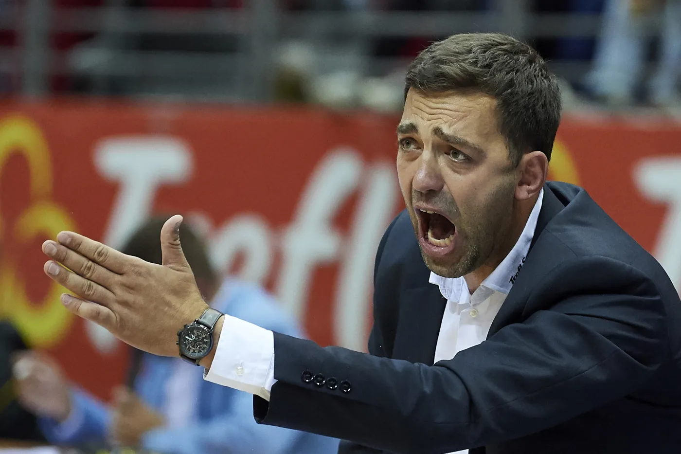 Trener koszykarzy Trefla Sopot skoczył z mola do morza