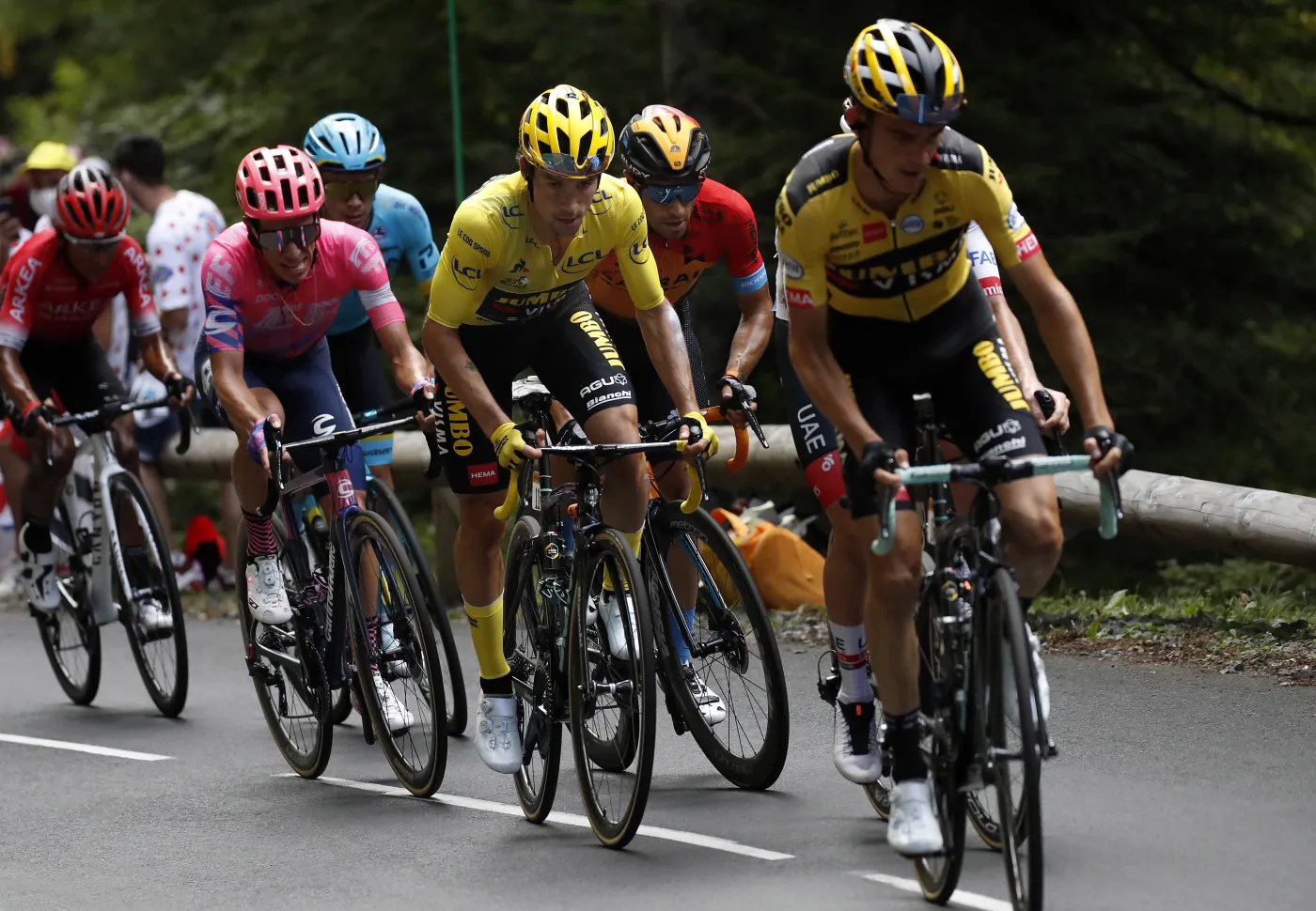 Tour de France wjeżdża w "strefy czerwone". Bez kibiców na metach etapów
