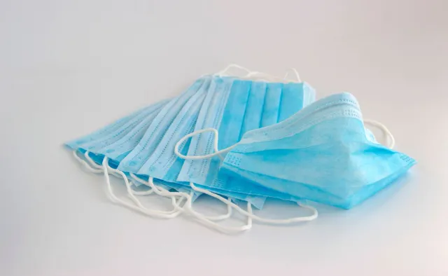 Do Świąt Wielkanocnych wygasają dotychczasowe restrykcje. Co zrobi rząd?