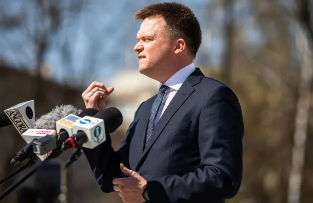 Polska 2050 Szymona Hołowni zaczyna tracić poparcie [NAJNOWSZY SONDAŻ]