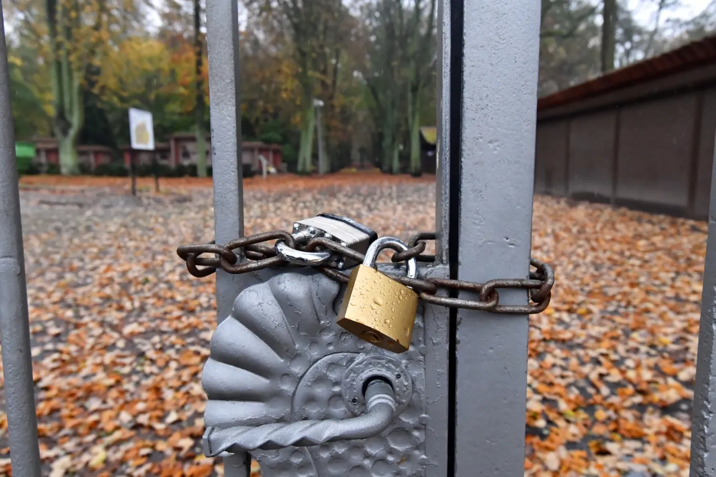 Mieli przecinać kłódki na cmentarzu. Zostali zatrzymani