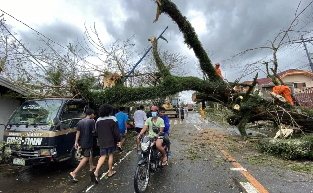 Supertajfun Goni uderzył w Filipiny. Są ofiary śmiertelne [WIDEO]
