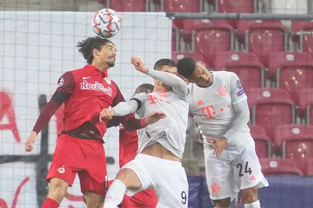 Dwa gole Lewandowskiego w Lidze Mistrzów. Bayern rozbił Salzburg [WYNIKI i TABELE]