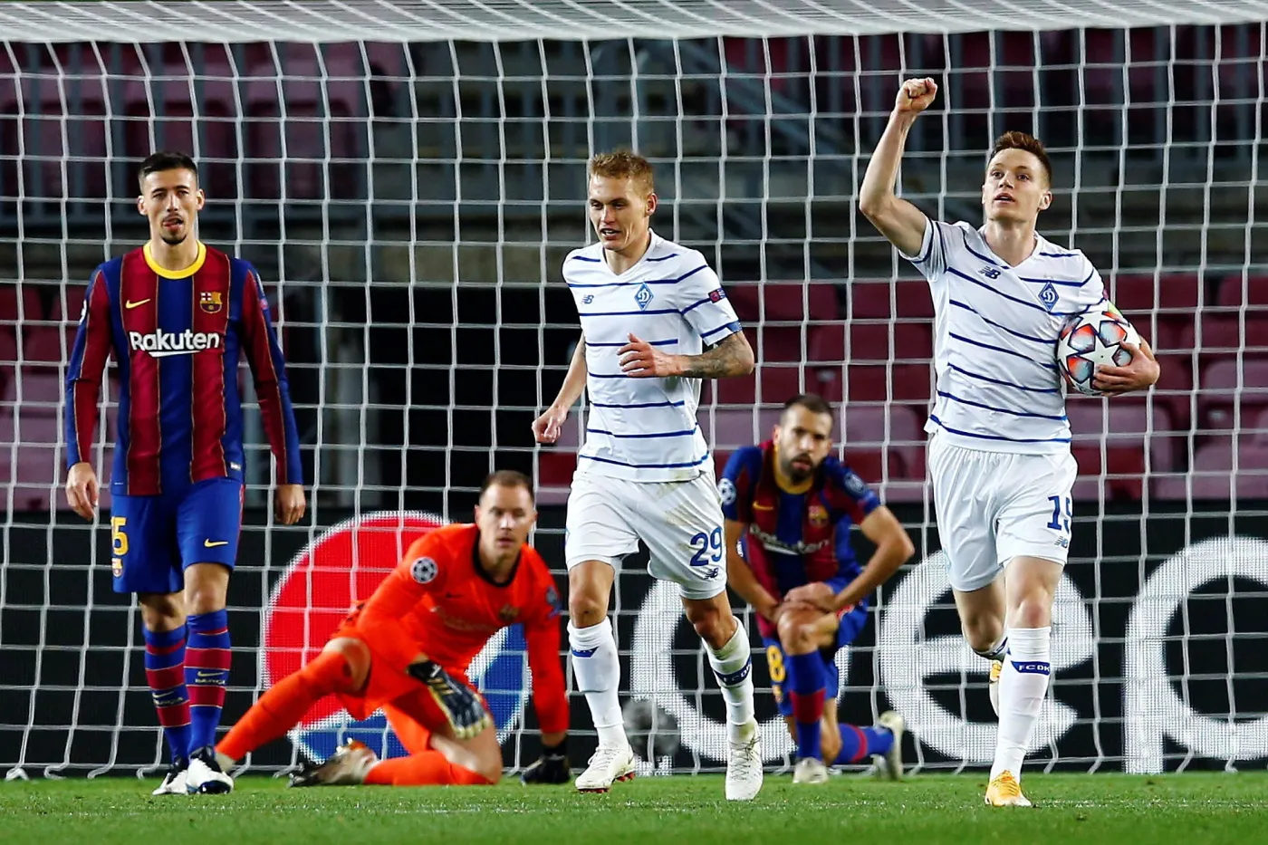 Kędziora trafił do siatki Barcelony. Dynamo blisko sprawienia sensacji w Lidze Mistrzów