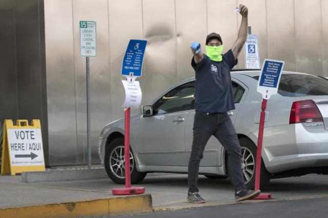 Uzbrojony tłum zwolenników Trumpa przed lokalem wyborczym. Chodzi o liczenie głosów