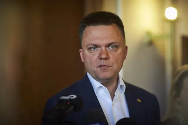 Hołownia do Kaczyńskiego: Te setki policjantów, które pana strzegą, powinny robić zakupy seniorom