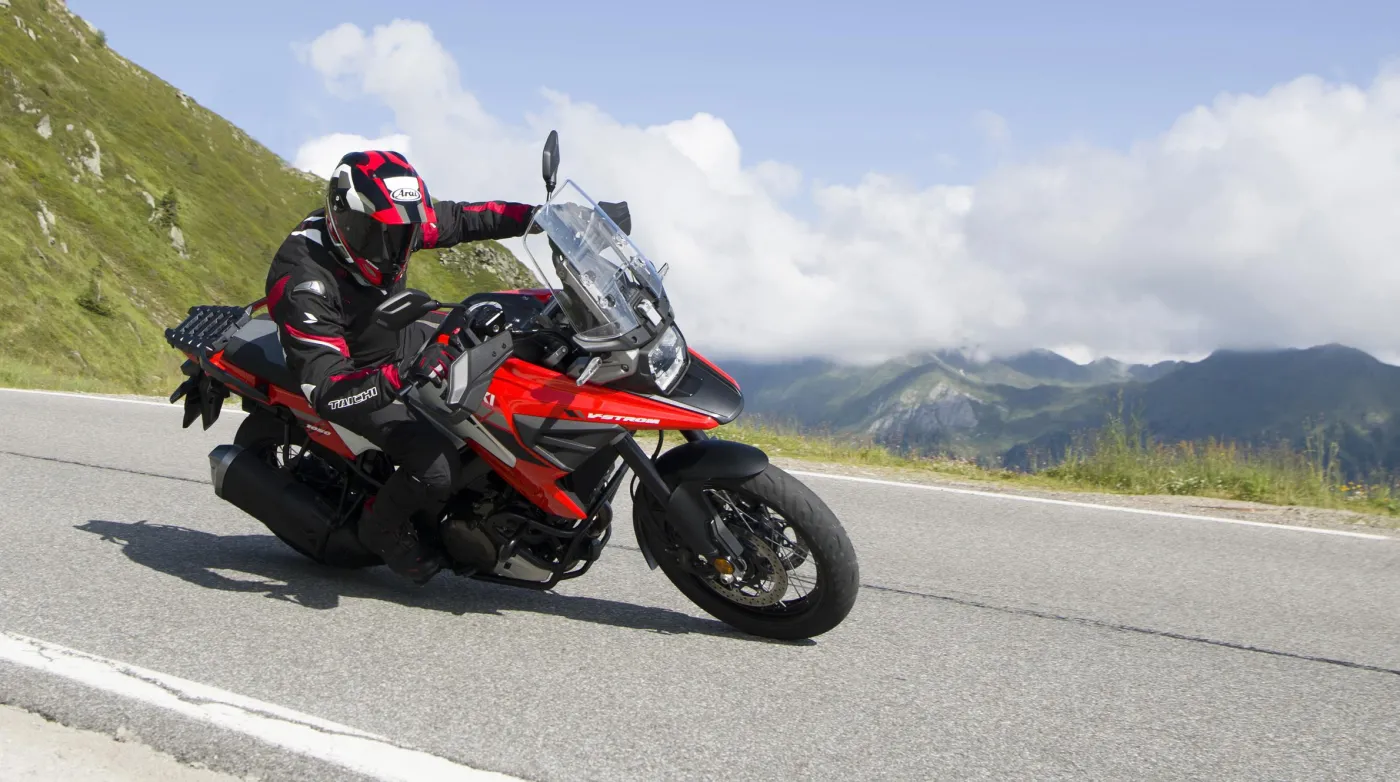 Suzuki DL 1050 XT z siłą parowozu. Nowy piękniś kusi nie tylko ceną i stylem