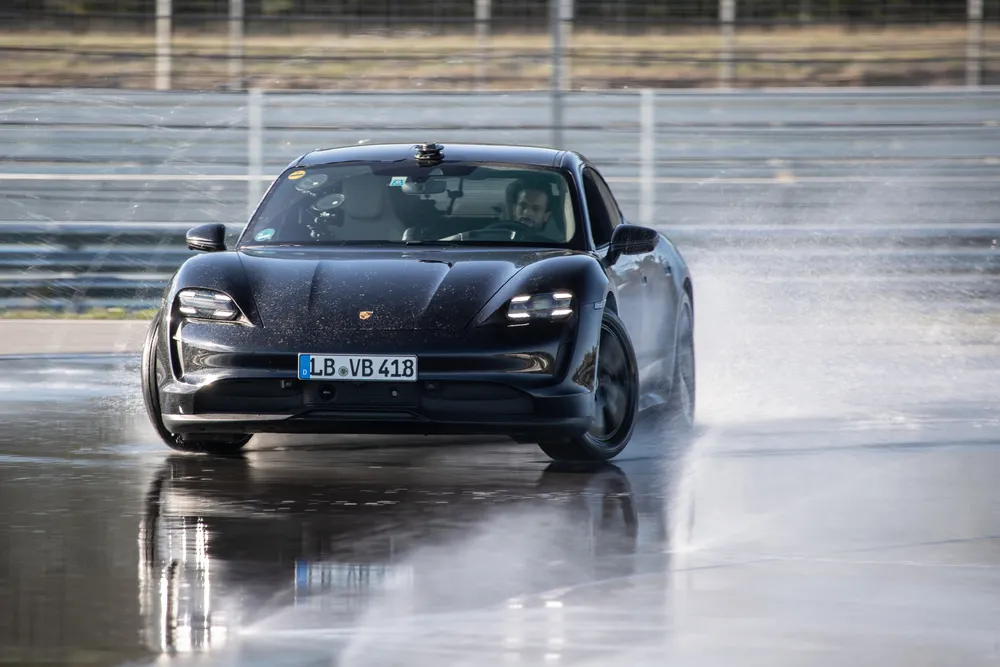 porsche-taycan-28459459.jpg