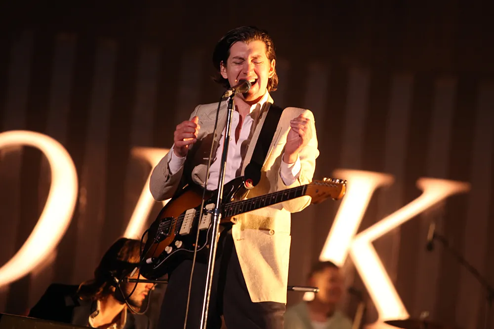 Arctic Monkeys przedstawia koncertową "Arabellę"