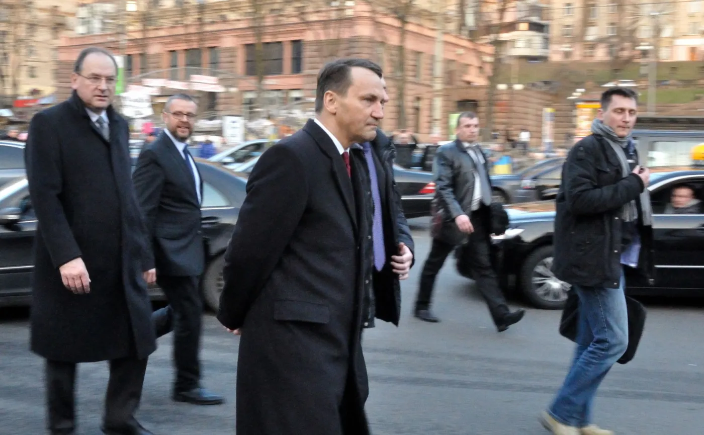 Sikorski do prokuratury: Uprzejmie informuję, że podżegałem, a nawet wznosiłem antypaństwowe okrzyki