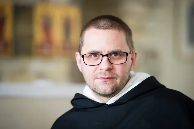 O. Gużyński reaguje na słowa o. Rydzyka specjalnym filmem. "Zachowanie niegodne katolika"