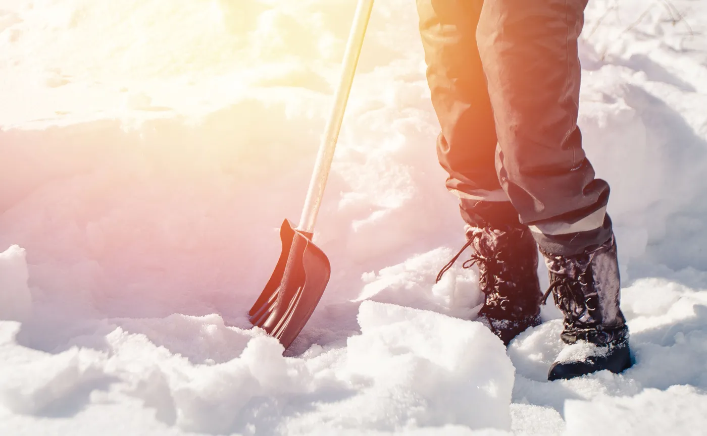 Jak zdrowo odśnieżać, uniknąć kontuzji i problemów z sercem?