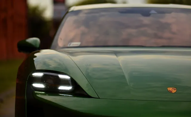 Porsche wpadło do stawu w okolicach Łowicza